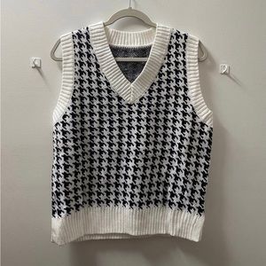 Oversized Women Houndstooth Pattern Knit Sweater Vest (size L)